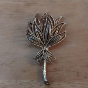 ESTATE signed usner women's brooch pin
